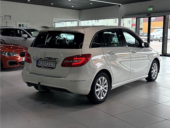 Mercedes-Benz B180 2 of 5