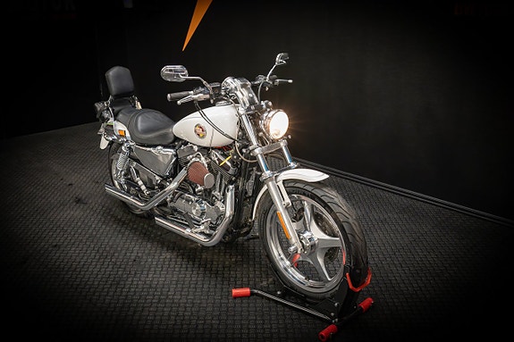 Harley-Davidson Sportster 1200 Custom (XL1200C) 4 of 16