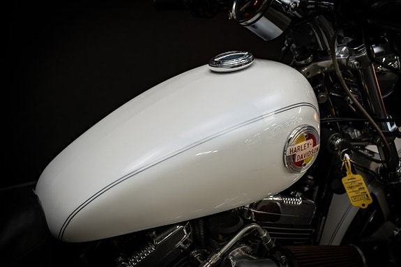 Harley-Davidson Sportster 1200 Custom (XL1200C) 9 of 16