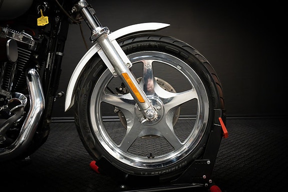 Harley-Davidson Sportster 1200 Custom (XL1200C) 10 of 16