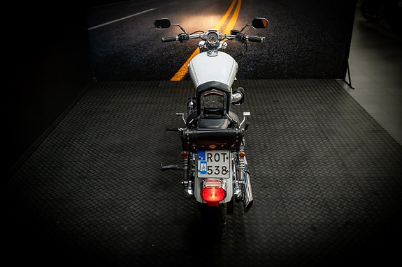 Harley-Davidson Sportster 1200 Custom (XL1200C) 12 of 16