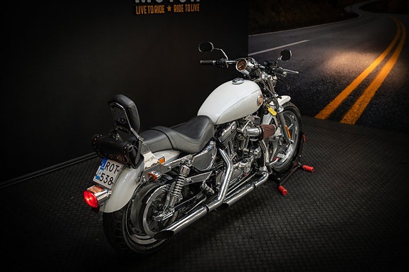 Harley-Davidson Sportster 1200 Custom (XL1200C) 5 of 16