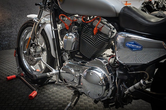 Harley-Davidson Sportster 1200 Custom (XL1200C) 13 of 16
