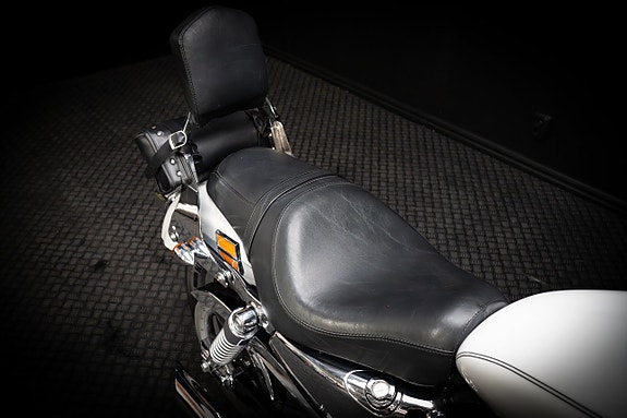 Harley-Davidson Sportster 1200 Custom (XL1200C) 8 of 16