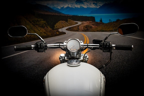 Harley-Davidson Sportster 1200 Custom (XL1200C) 14 of 16