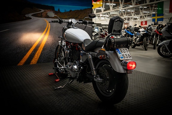 Harley-Davidson Sportster 1200 Custom (XL1200C) 6 of 16