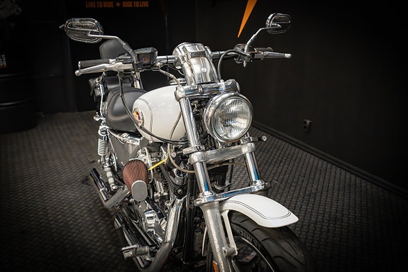 Harley-Davidson Sportster 1200 Custom (XL1200C) 7 of 16