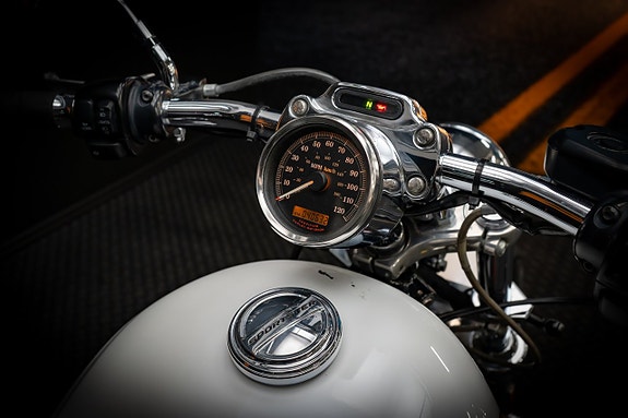 Harley-Davidson Sportster 1200 Custom (XL1200C) 15 of 16
