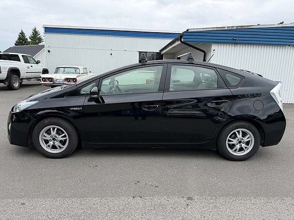 Toyota Prius 4 of 5