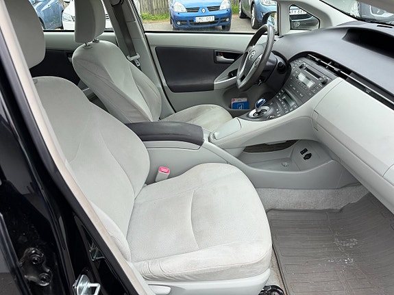 Toyota Prius 10 of 15