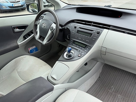 Toyota Prius 11 of 15