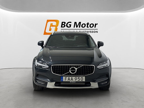 Volvo V90 Cross Country 2 of 5