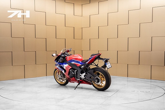 Honda CBR1000RR-R Fireblade SP 0 mil / Akrapovic / NRC Tail Tidy / Brembo 19RCS 3 of 5