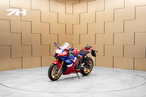 Honda CBR1000RR-R Fireblade SP 0 mil / Akrapovic / NRC Tail Tidy / Brembo 19RCS 2 of 5