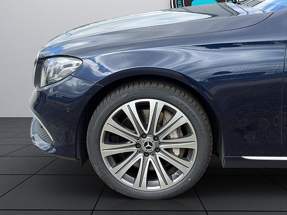 Mercedes-Benz E400 9 of 23