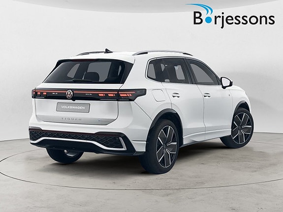 Volkswagen Tiguan 3 of 3