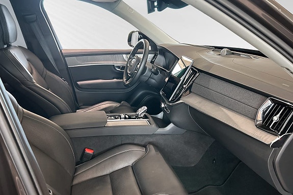 Volvo XC90 10 of 24