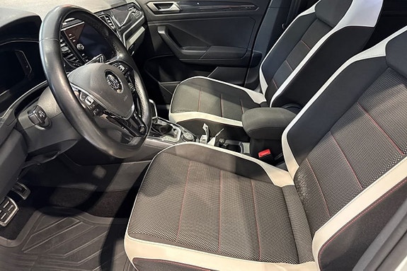 Volkswagen T-Roc 10 of 23