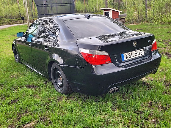 BMW 523i 3 of 4
