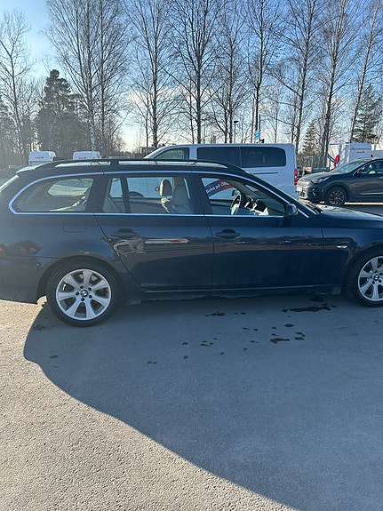 BMW 523i 2 of 5