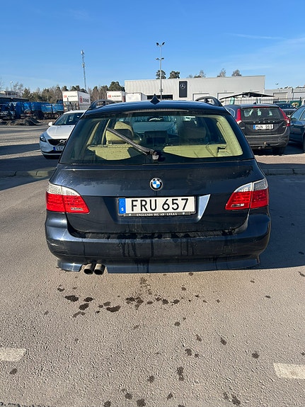 BMW 523i 3 of 5