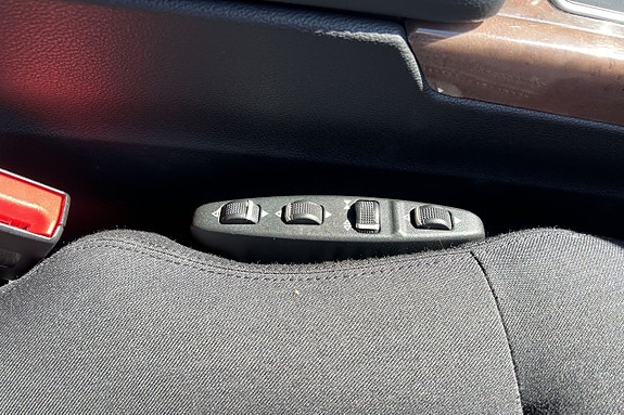 Mercedes-Benz E350 11 of 27