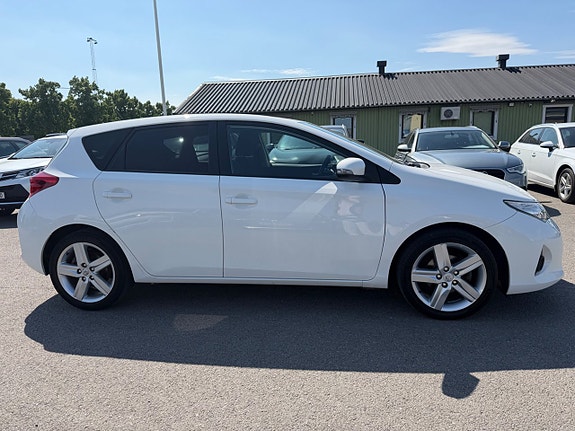 Toyota Auris 7 of 22