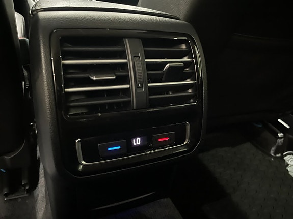 Volkswagen Passat 11 of 24