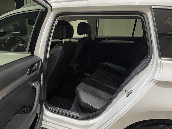 Volkswagen Passat 9 of 24