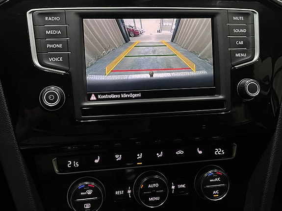 Volkswagen Passat 18 of 24