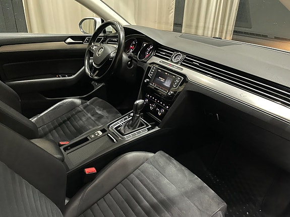 Volkswagen Passat 16 of 24