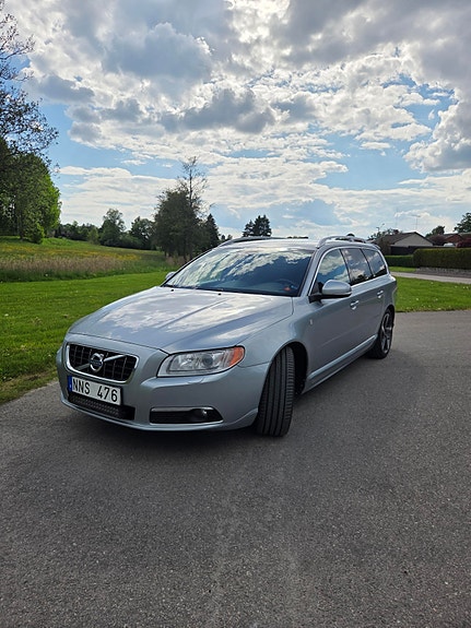 Volvo V70 2 of 12