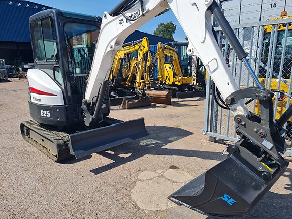 MINIGRÄVARE BOBCAT E25 2,5 ton NY TILT & NYA SKOPOR 2 of 9