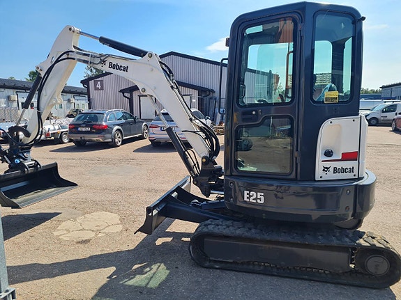 MINIGRÄVARE BOBCAT E25 2,5 ton NY TILT & NYA SKOPOR 4 of 9