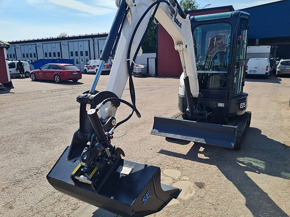 MINIGRÄVARE BOBCAT E25 2,5 ton NY TILT & NYA SKOPOR 5 of 9