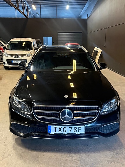 Mercedes-Benz E300 de 3 of 5
