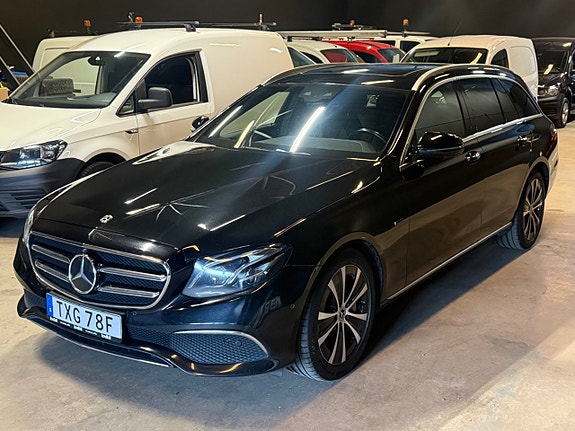 Mercedes-Benz E300 de 2 of 5