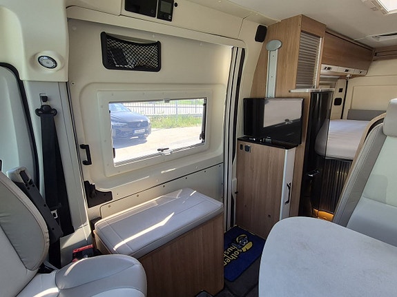Rapido Van 62 Exklusive 160 hk, automat, fransk säng, dragkrok, kanonfin 13 of 26