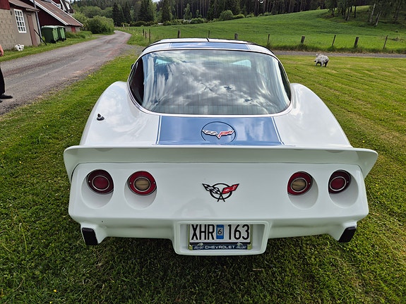 Chevrolet Corvette 3 of 5