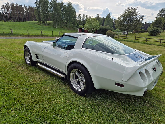 Chevrolet Corvette 2 of 5