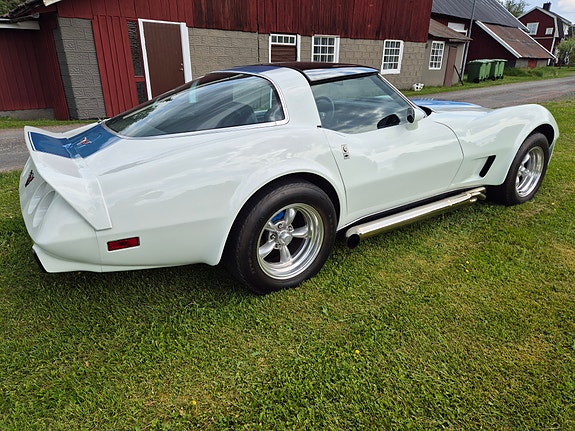 Chevrolet Corvette 4 of 5