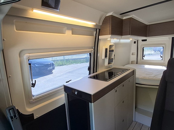 Westfalia Columbus 540 D Pop-up 140 hk, vattenburen dieselvärme, adaptiv farthållare 12 of 21