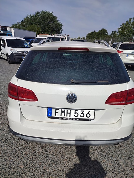 Volkswagen Passat Alltrack 2 of 5