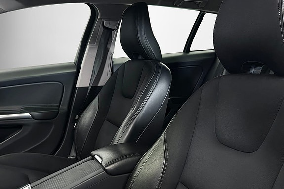 Volvo V60 Cross Country 4 of 5