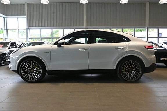 Porsche Cayenne 2 of 5
