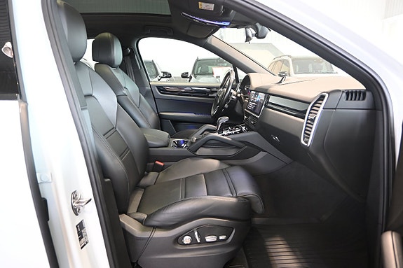 Porsche Cayenne 11 of 28