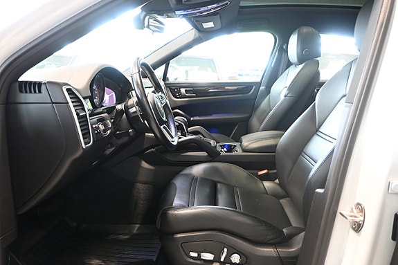 Porsche Cayenne 8 of 28