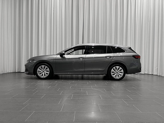 Volkswagen Passat 2 of 5