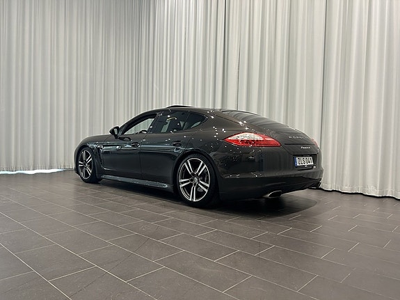 Porsche Panamera 4 3 of 5