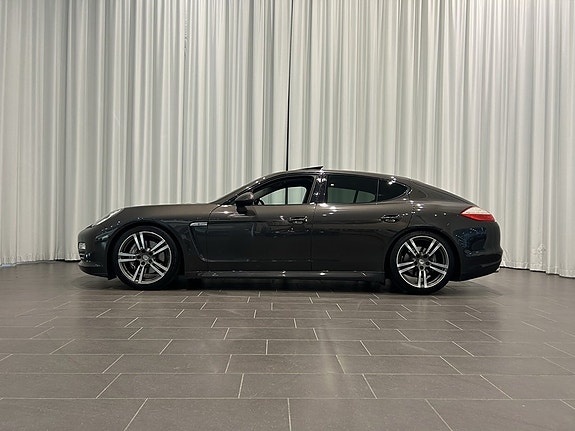 Porsche Panamera 4 2 of 5
